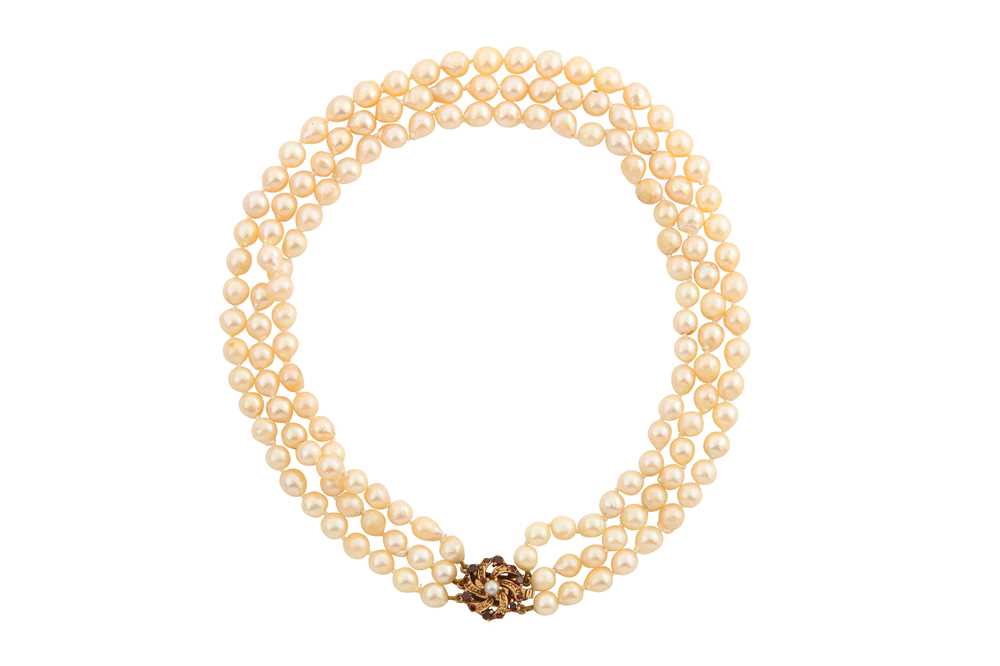 Lot 223 - A THREE STRAND PEARL NECKLACE