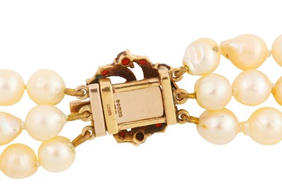 Lot 223 - A THREE STRAND PEARL NECKLACE