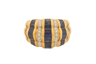 Lot 111 - A SAPPHIRE AND DIAMOND RING
