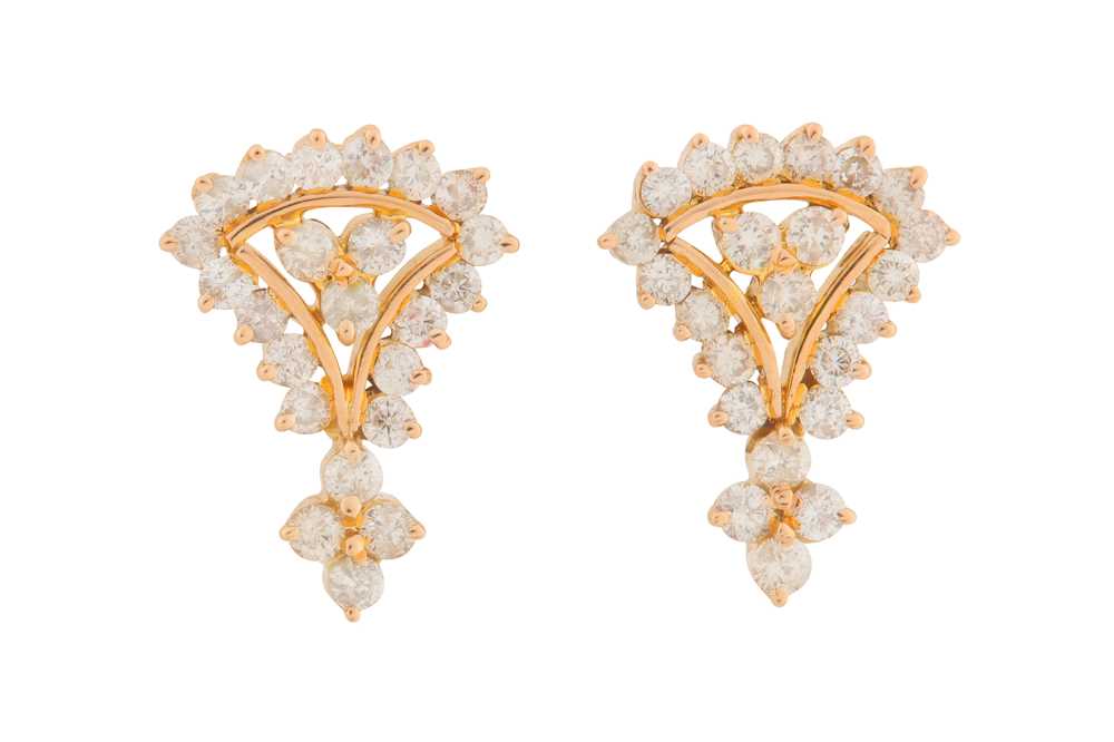 Lot 230 - A PAIR OF DIAMOND PENDENT EARRINGS