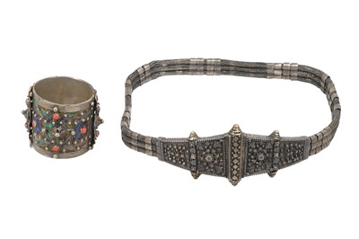 Lot 251 - AN ALGERIAN LOW-GRADE SILVER BELT AND AN ENAMELLED WRIST CUFF BANGLE