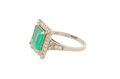 Lot 66 - AN EMERALD AND DIAMOND RING