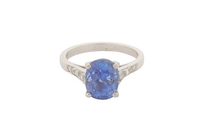 Lot 254 - A SAPPHIRE AND DIAMOND RING