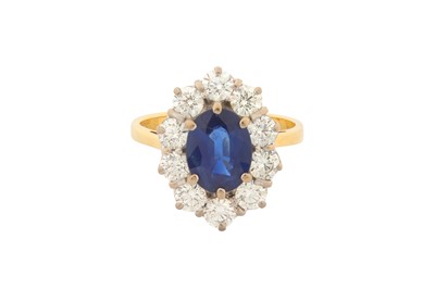 Lot 98 - A SAPPHIRE AND DIAMOND CLUSTER RING