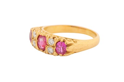 Lot 19 - A RUBY AND DIAMOND RING