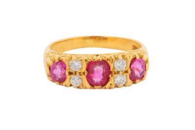 Lot 19 - A RUBY AND DIAMOND RING