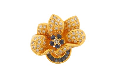 Lot 102 - A DIAMOND AND SAPPHIRE FLOWER RING