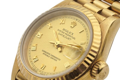 Lot 50 - A LADIES 18K GOLD ROLEX OYSTER PERPETUAL DATEJUST BRACELET WATCH