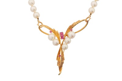 Lot 139 - A CULTURED PEARL AND RUBY NECKLACE