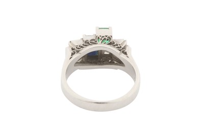 Lot 7 - AN EMERALD, SAPPHIRE AND DIAMOND RING