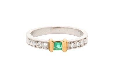 Lot 76 - AN EMERALD AND DIAMOND RING