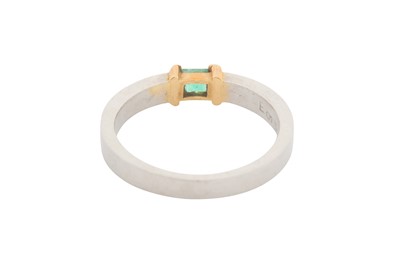 Lot 76 - AN EMERALD AND DIAMOND RING