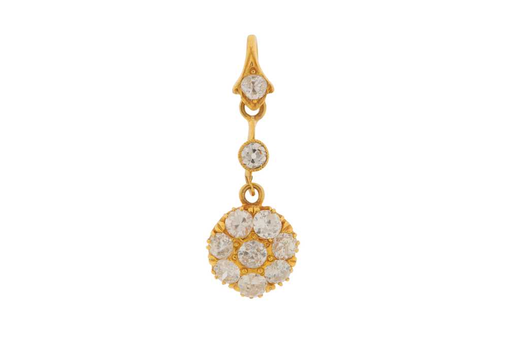 Lot 228 - A DIAMOND CLUSTER PENDANT