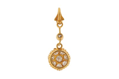 Lot 228 - A DIAMOND CLUSTER PENDANT