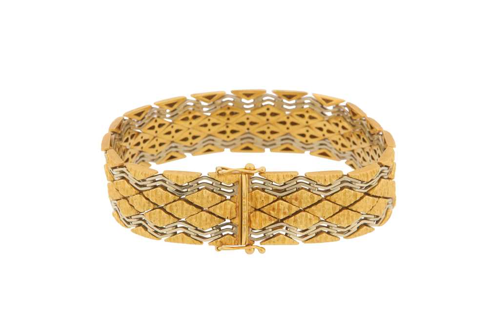 Lot 190 - AN ARTICULATED GOLD BRACELET