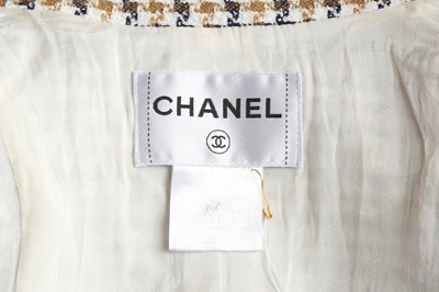 Lot 256 - Chanel Houndstooth Check Boucle Jacket - Size 38