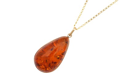 Lot 314 - AN AMBER PENDANT NECKLACE