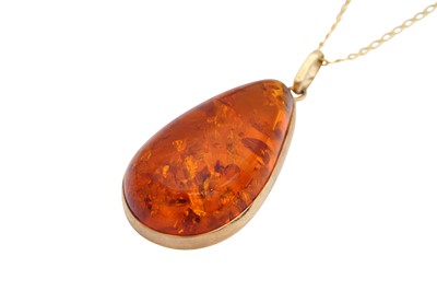 Lot 314 - AN AMBER PENDANT NECKLACE