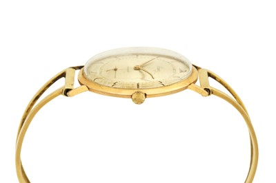 Lot 45 - AN 18K YELLOW GOLD SANZ WATCH