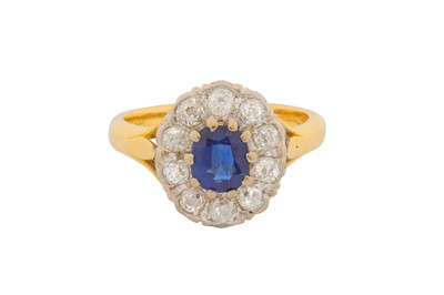 Lot 96 - A SAPPHIRE AND DIAMOND RING