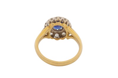 Lot 96 - A SAPPHIRE AND DIAMOND RING