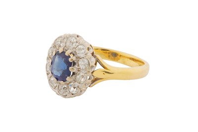 Lot 96 - A SAPPHIRE AND DIAMOND RING