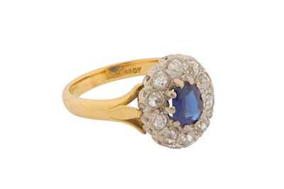 Lot 96 - A SAPPHIRE AND DIAMOND RING