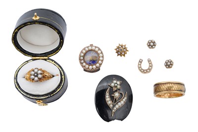 Lot 340 - A COLLECTION OF MOURNING JEWELLERY