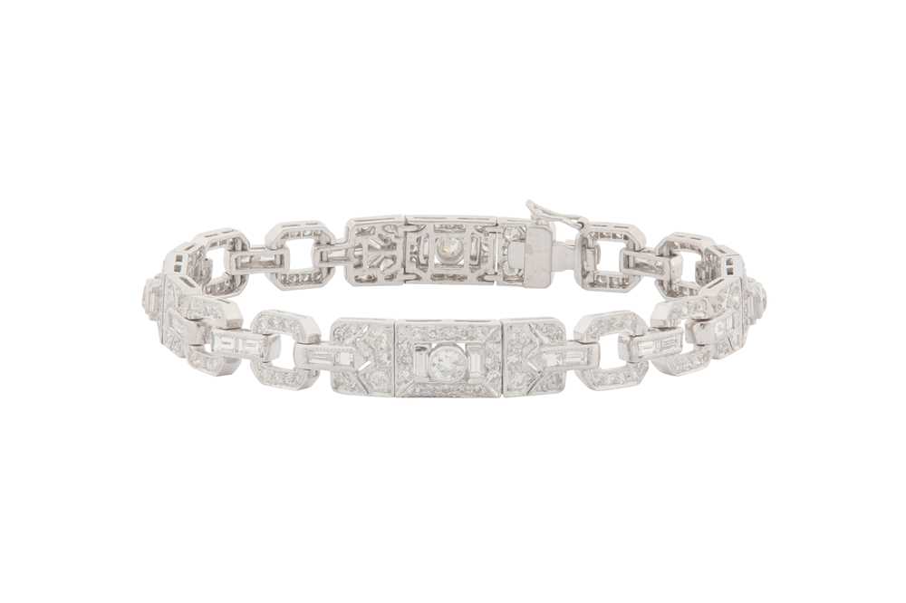 Lot 49 - A DIAMOND BRACELET