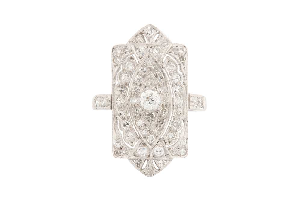 Lot 52 - A DIAMOND PLAQUE RING