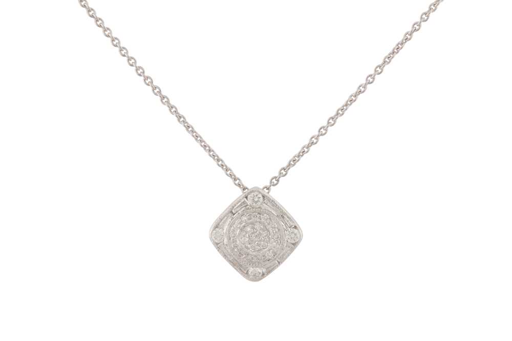 Lot 54 - A DIAMOND PENDANT NECKLACE