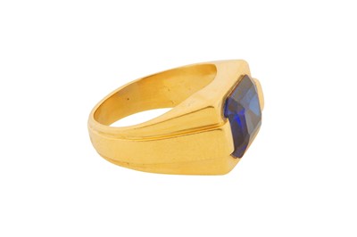 Lot 101 - A SINGLE-STONE SAPPHIRE RING