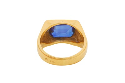 Lot 101 - A SINGLE-STONE SAPPHIRE RING