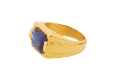 Lot 101 - A SINGLE-STONE SAPPHIRE RING