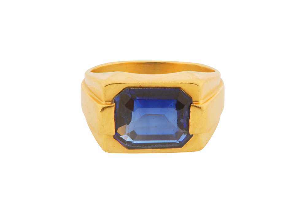 Lot 101 - A SINGLE-STONE SAPPHIRE RING