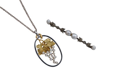 Lot 318 - A SEED PEARL PENDANT NECKLACE AND A PEARL BROOCH
