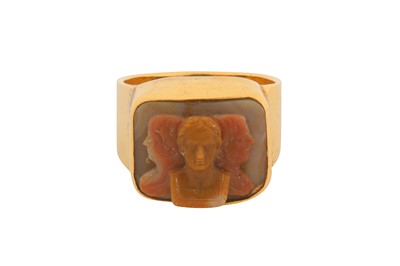 Lot 165 - A CARVED CAMEO RING