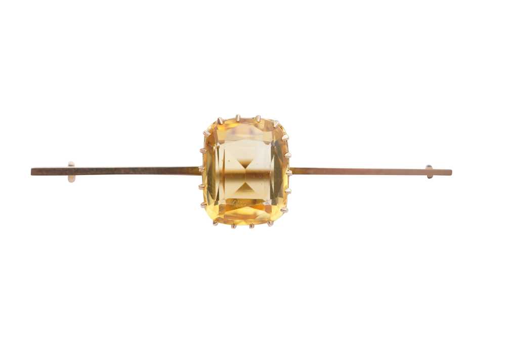 Lot 319 - A CITRINE BROOCH