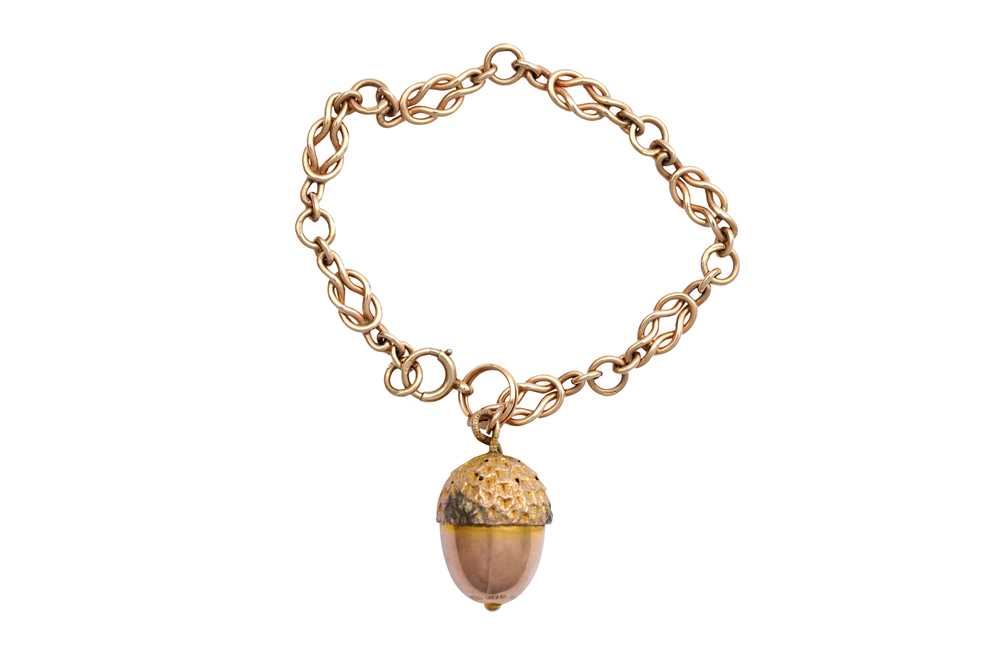 Lot 372 - A 9CT GOLD BRACELET WITH AN ACORN PENDANT