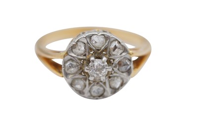 Lot 374 - A DIAMOND CLUSTER RING
