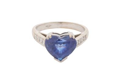Lot 116 - A SAPPHIRE AND DIAMOND RING