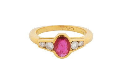 Lot 140 - A RUBY AND DIAMOND FIVE-STONE RING