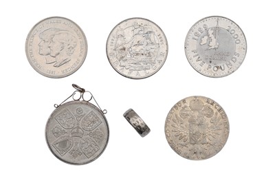 Lot 397 - AN 18CT WHITE GOLD RING & A COLLECTION OF COINS