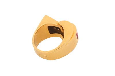 Lot 133 - A SYNTHETIC RUBY AND DIAMOND RING