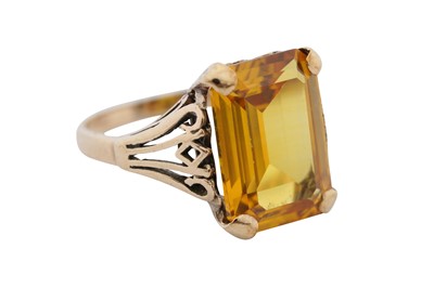 Lot 335 - A 9CT GOLD YELLOW SAPPHIRE RING
