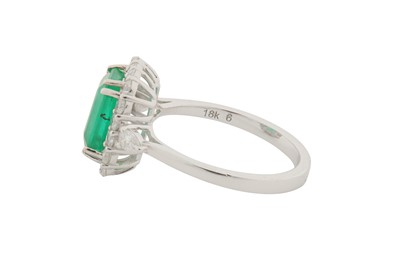Lot 94 - A DIAMOND AND EMERALD CLUSTER RING