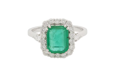 Lot 94 - A DIAMOND AND EMERALD CLUSTER RING