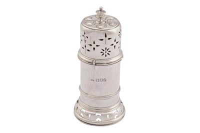 Lot 100 - A GEORGE V ARTS AND CRAFTS STERLING SILVER PEPPER POT, LONDON 1914 BY THE GUILD OF HANDICRAFT (GEORGE HART)