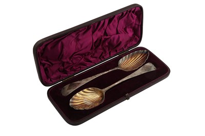 Lot 43 - A CASED PAIR OF GEORGE III STERLING SILVER TABLESPOONS, LONDON 1799 BY DUNCAN URQUHART AND NAPHTALI HART