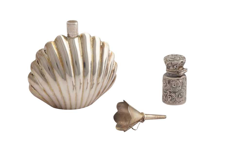 Lot 30 - A late 20th century sterling silver scent bottle, import marks by AN